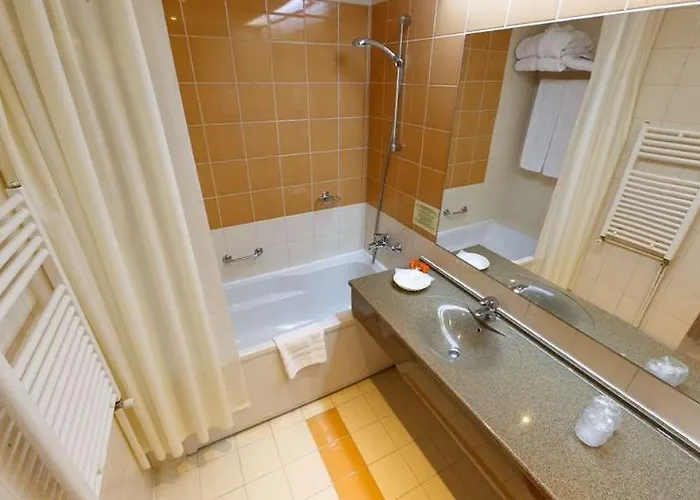 ホテル Top Countryline Zenith Conference And 4*